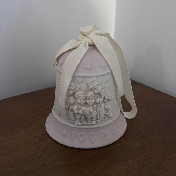 Jefferson Mint Other - Vtg Jefferson Mint Christmas Bell Limited Edition 1990 Caroler‎